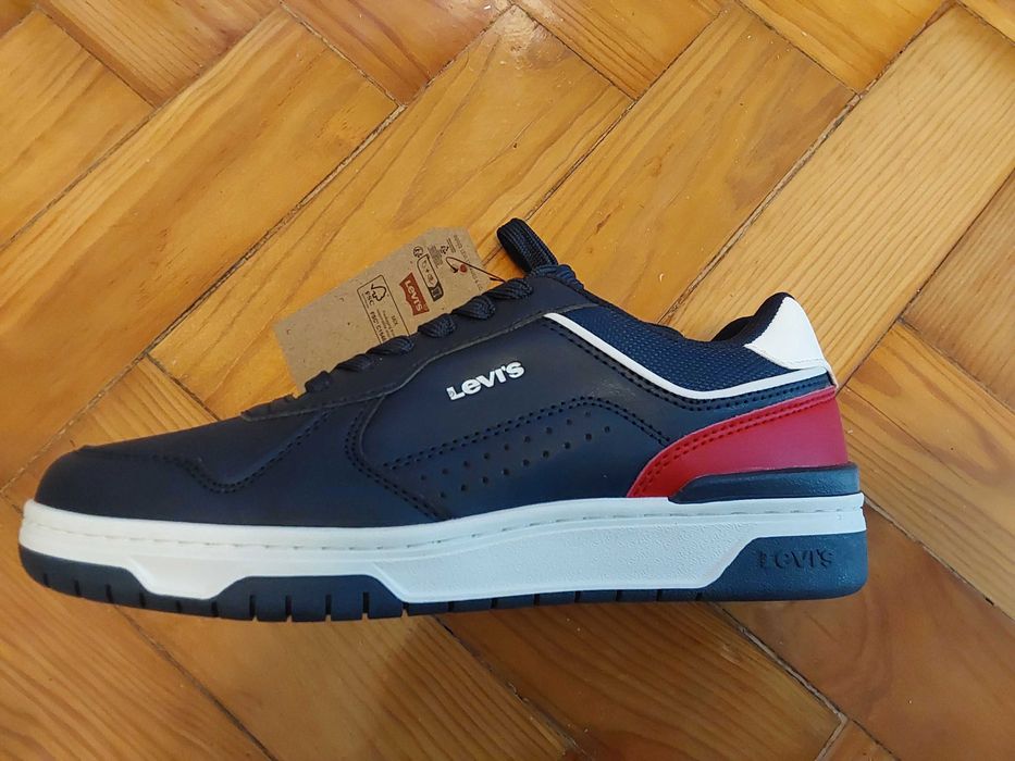 Sapatilhas Azuis Levi's.