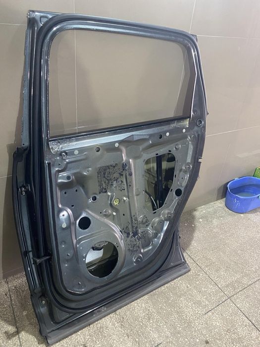 Продам задні праві двері з Audi q7