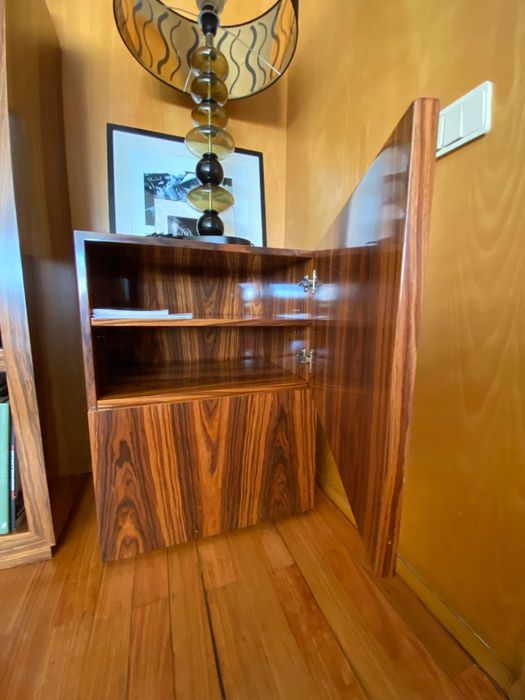 Móvel em madeira acaju