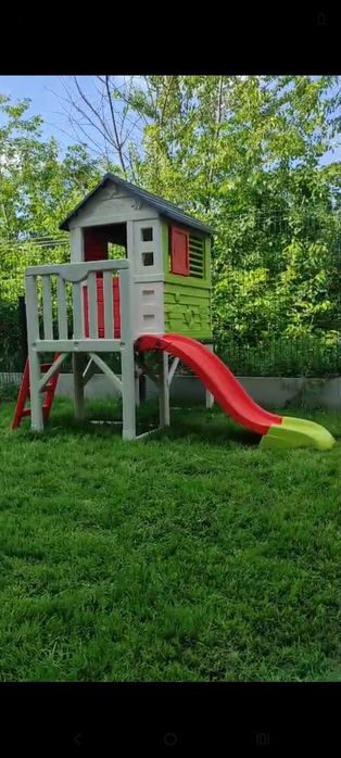 Domek na palach ze zjeżdżalnią. Smoby