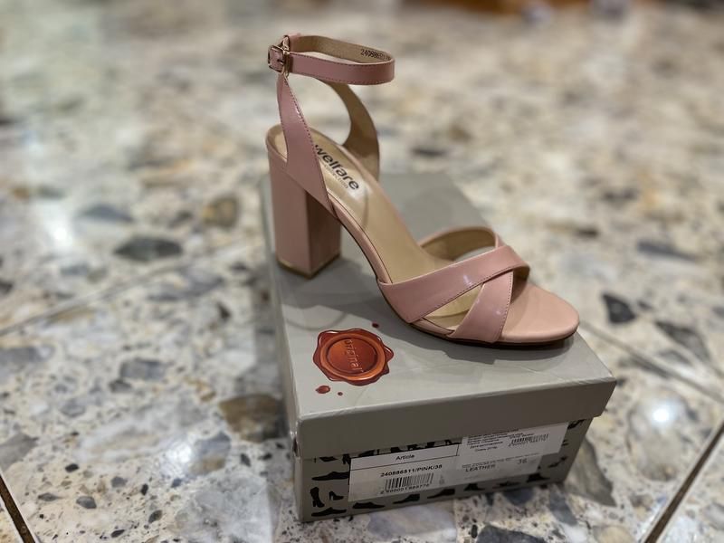 Шкіряні босоніжки на підборах світло рожеві