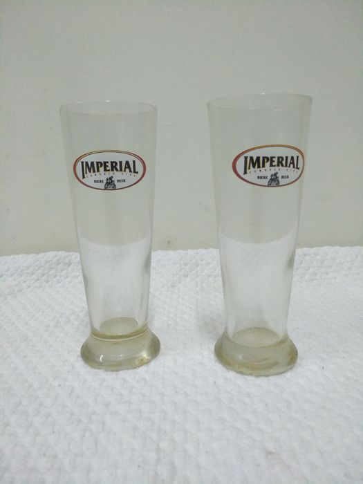 Grande variedade de copos com publicidade para coleção