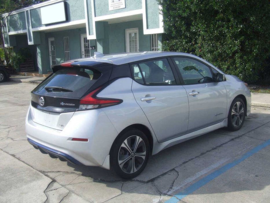 Nissan LEAF SV      2018