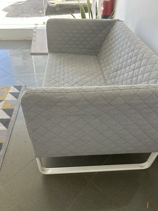 Mesas, cadeiras e sofa