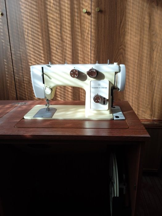 Швейна машинка Чайка 142М