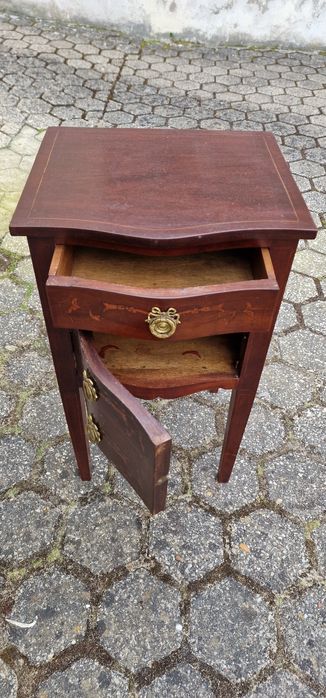 Mesinha cabeçeira classica