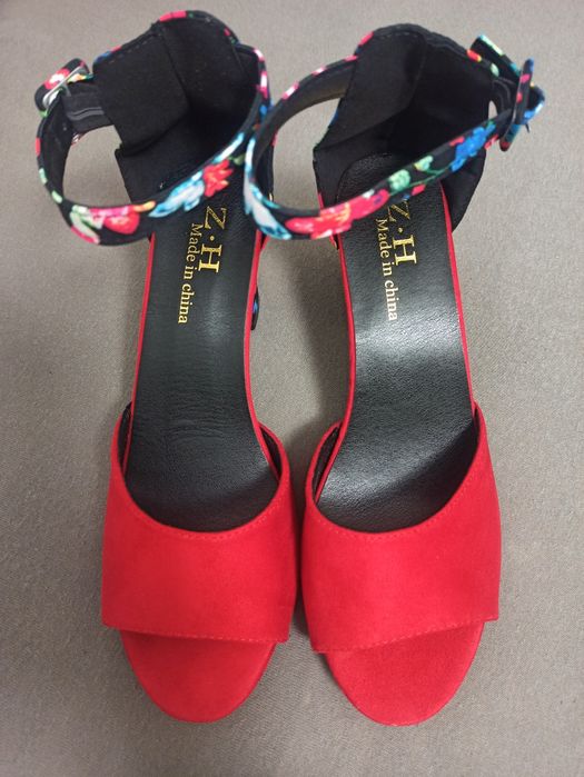 Nowe buty 40, na obcasie 7 cm, czerwone, kwiaty