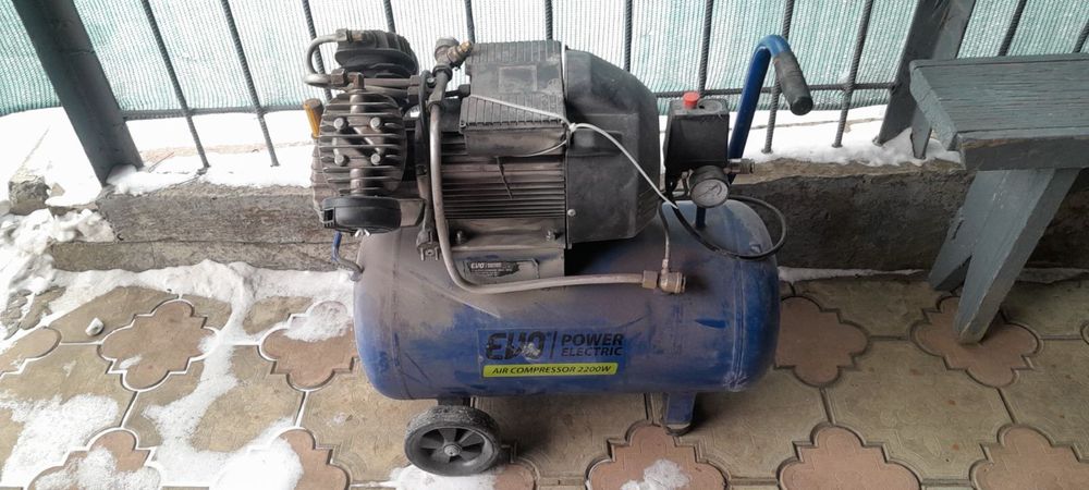 Компрессор двухцилинровый маслянный EVO 50л 2.2квт