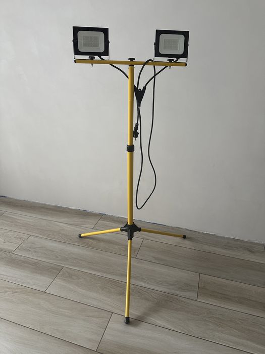 Прожектор світлодіодний LED UEC Delta SLC2-TR 2х30Вт штатив 6500K 60 Вт IP65 чорний/жовтий SLC2-30-IP65-TR-B