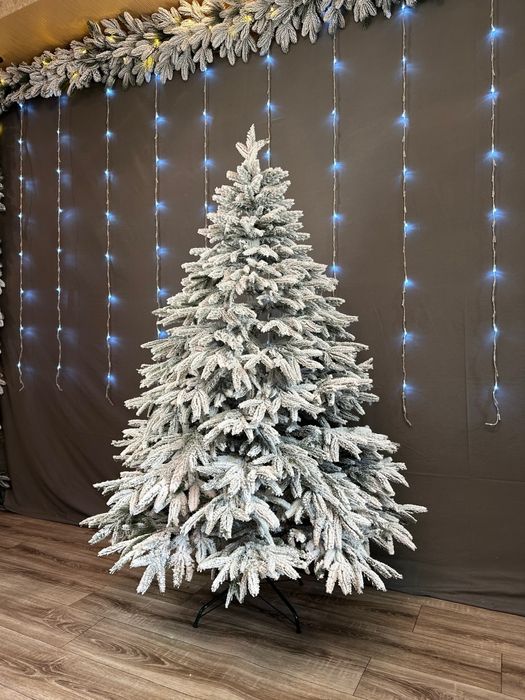 Лита ялинка Смерека засніжена. Литая ёлка