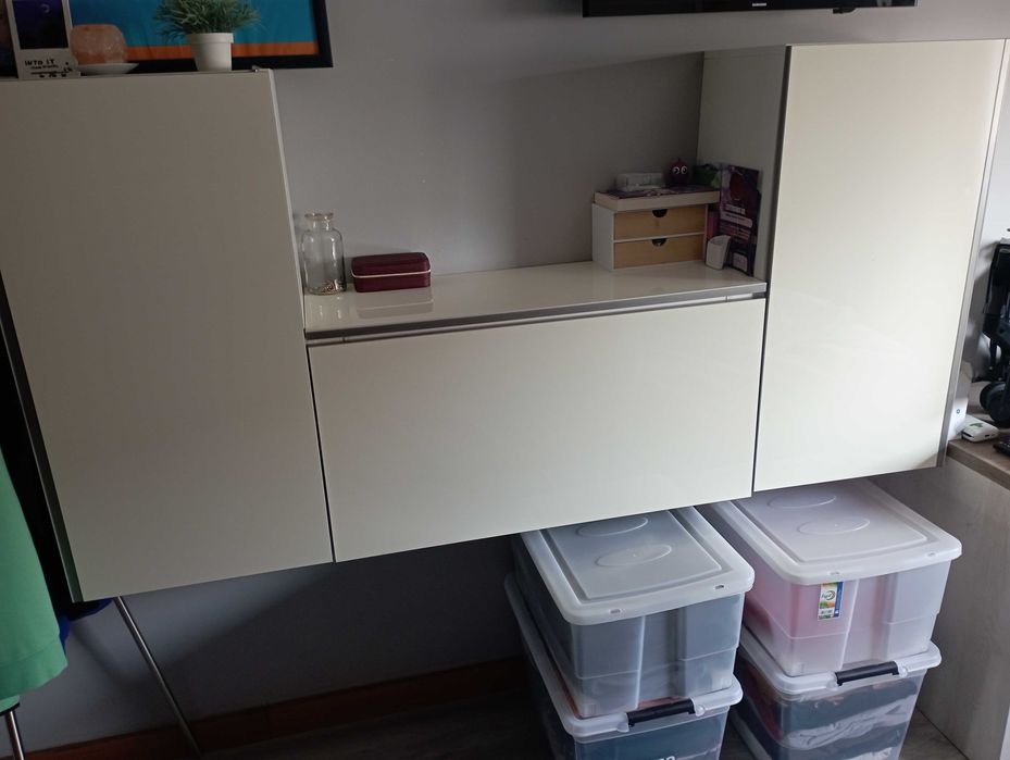 Armário brancos suspensos como novos