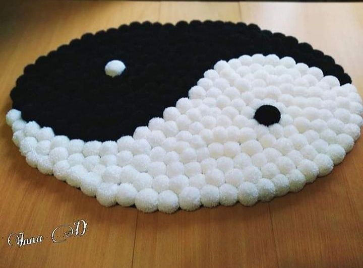 Коврик ,,Инь-Янь,, из помпонов