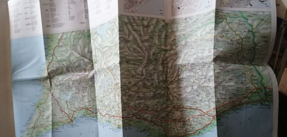 Livro guia de viagens com mapas de 2001