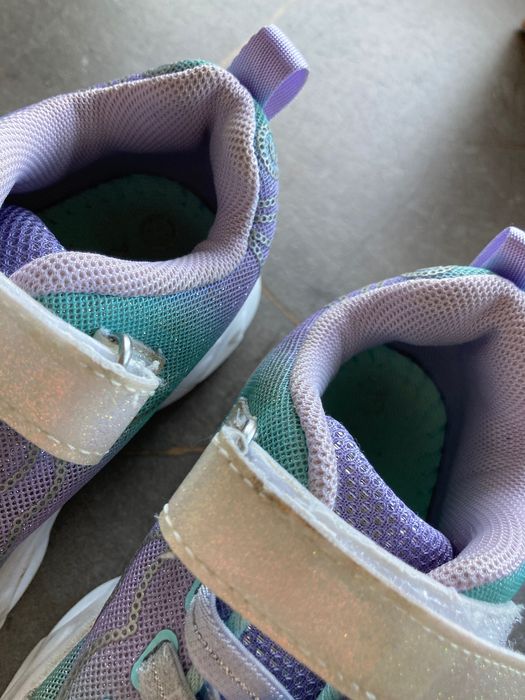 Buty sportowe, nelli blu, świecąca podeszwa, rozmiar 25