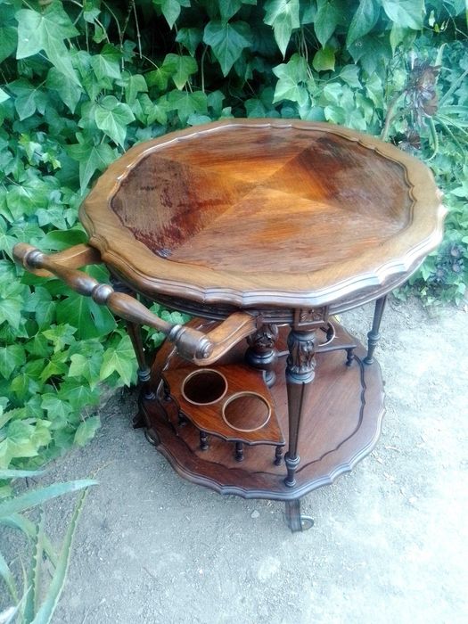 Cama romântica individual antiga