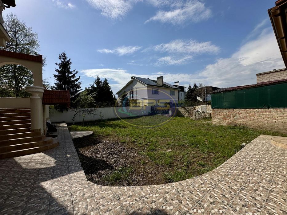 Будинок з терасою у Київському районі