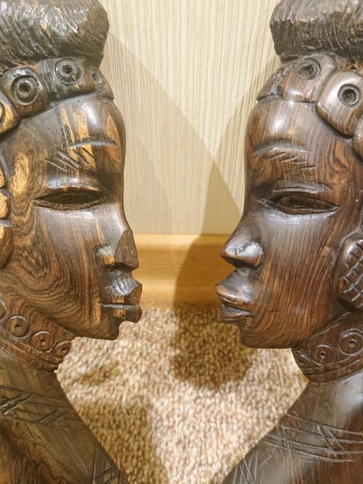 Женские фигуры, изготовлены из дерева, Афріка.