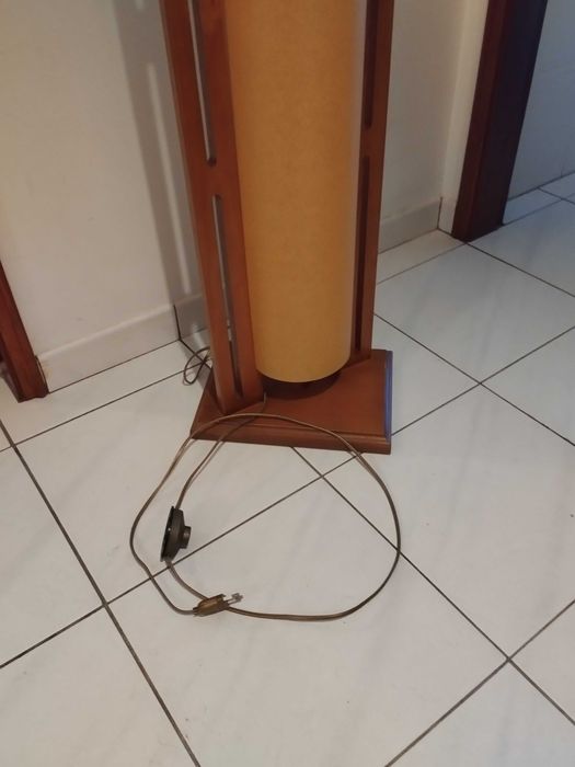 Candeeiro de pé em castanho