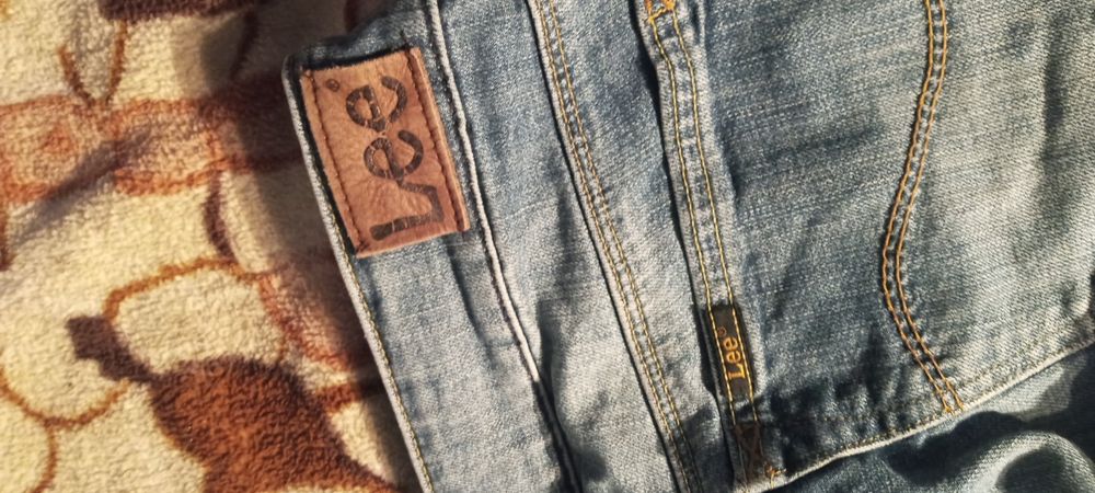 Niebieskie damskie spodnie jeansowe.