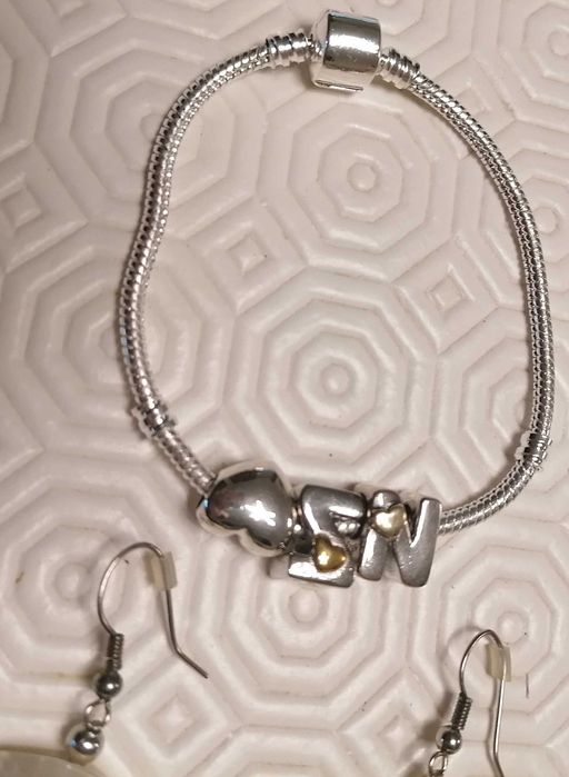 Brincos e pulseira, o lote todo por 10€
