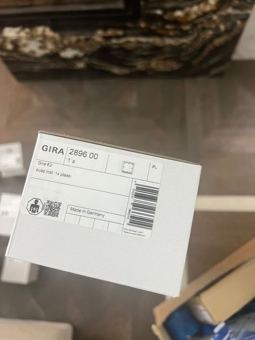 Gira osprzet nowy nierozpakowany puszki ramki