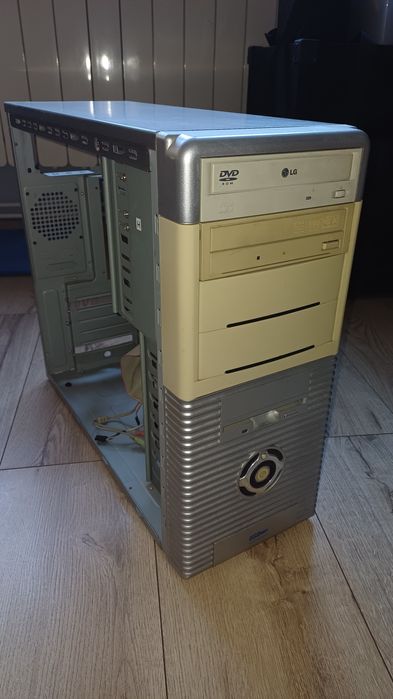 Obudowa od komputera ATX - z napędem DVD i nagrywarką