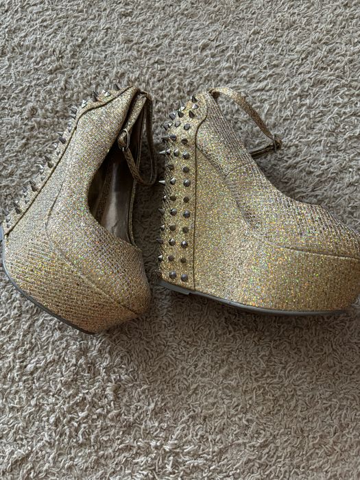 Buty na koturnie