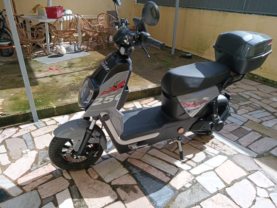 Moto elétrica zerada