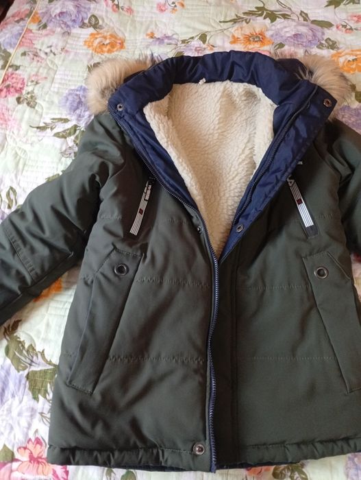 Зимова курточка розмір 40 на 8-9 років