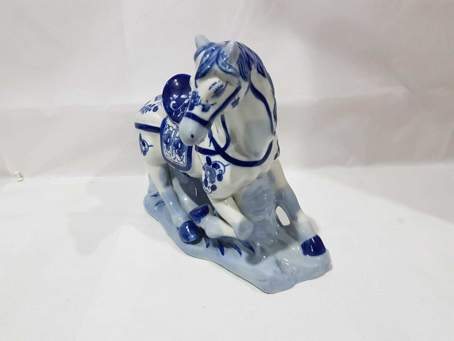 Porcelanowy biało-niebieski Koń w stylu Chinoiserie