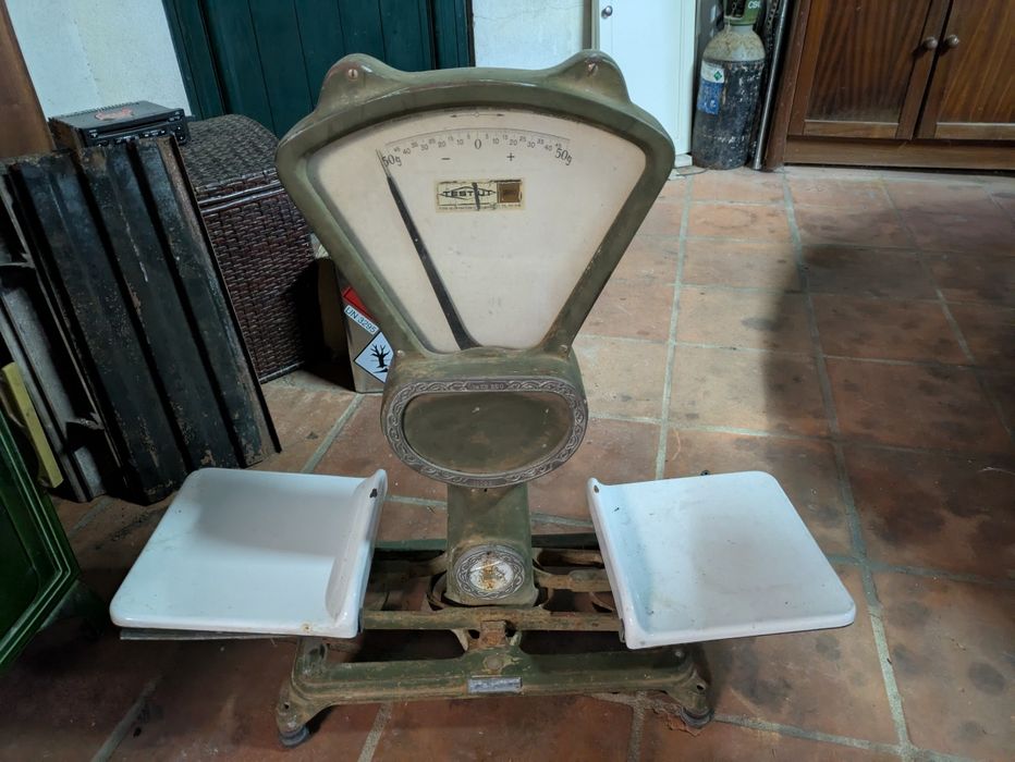 Balança Antiga Testut