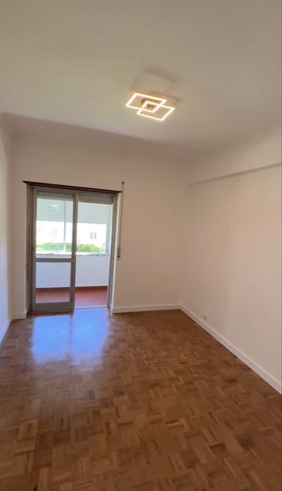 Alugo quarto em carcavelos