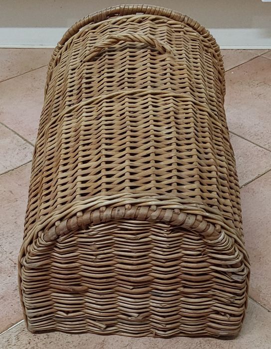 CESTO BONITO EM VERGA,COM TAMPA.Casa,Quarto,Sala,Garagem.,Wc,Cozinha.