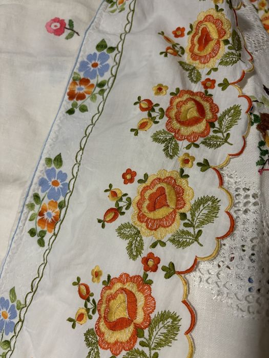 Colcha de linho bordada à mão com 135x190 + 55 cm de folho