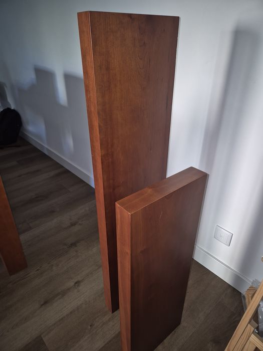 Prateleiras de madeira cor cerejeira