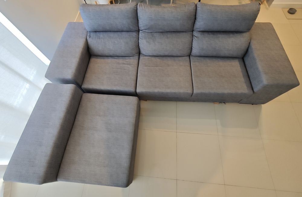 (Inativo/reservado) Sofá de sala espaçoso cinzento