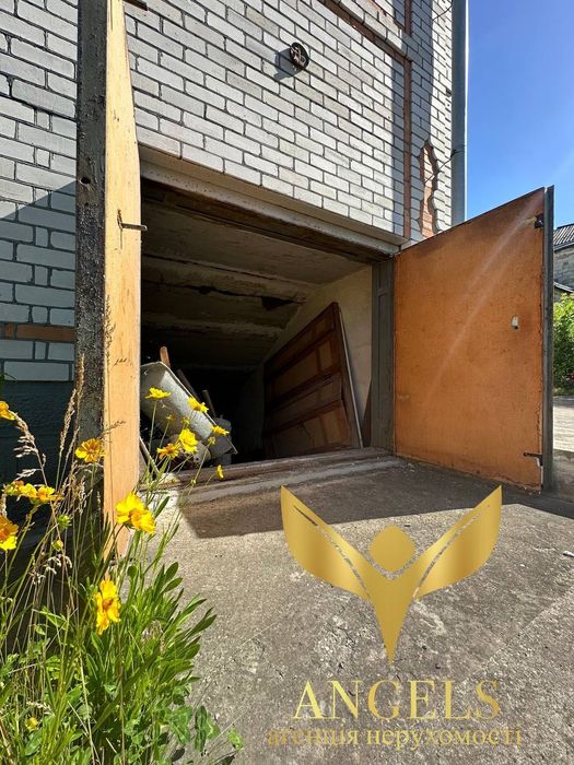 Продаж двоповерхового будинку із трьома гаражами та -1 поверхом