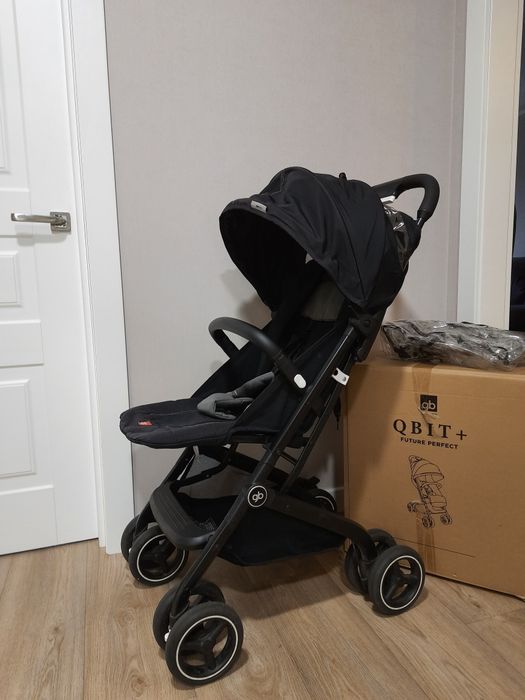 Коляска Qbit+. Отличное состояние. Матрасик, дождевик, сумка