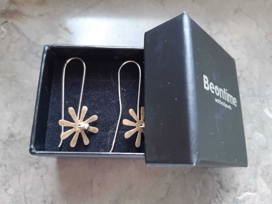 Brincos flor prata dourada/prateada, nunca usados