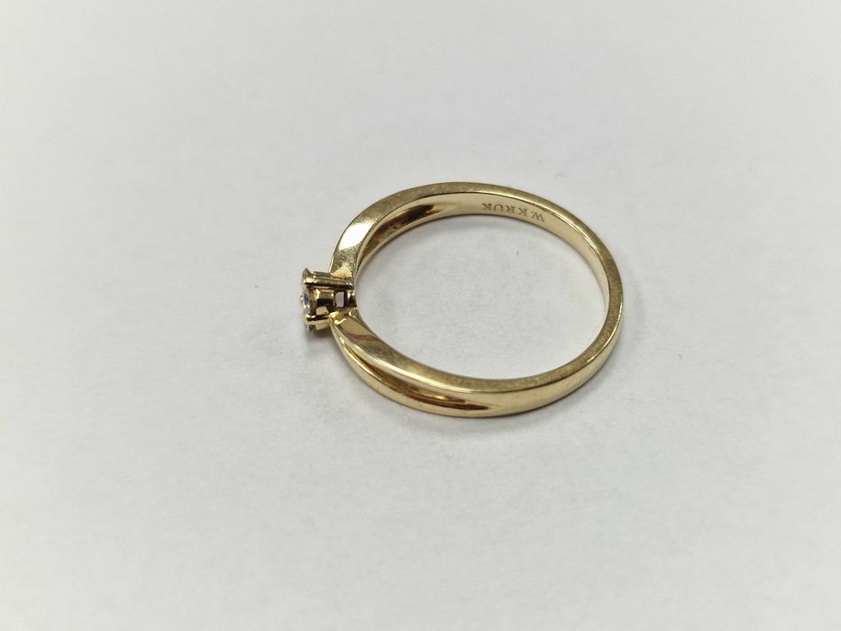 Złoty pierścionek/ 585/ 2.57 gram/ R16/ 4x DIA/ 0.10 CT/ od W.KRUK