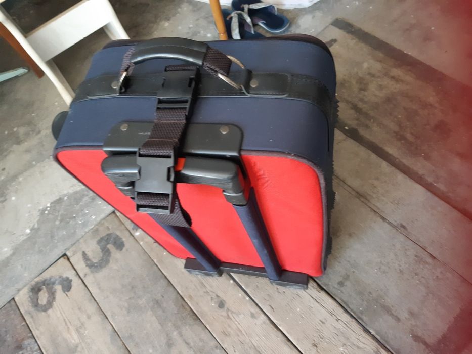 Чемодан большой очень,  сумка черный на 4 колесах  .  950 гр   USA