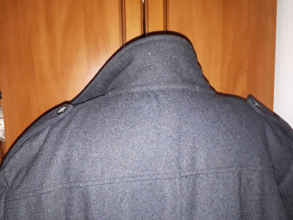 Ciemny męski płaszcz Pawo