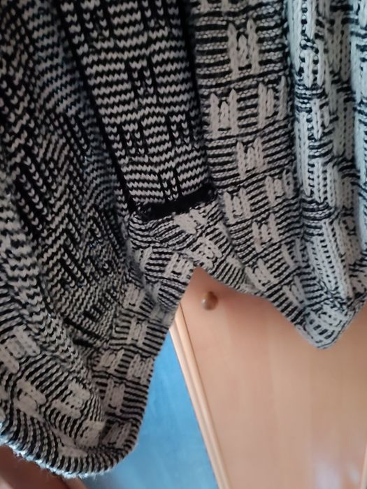 Piękny ciepły kardigan damski z wzorem przypominającym pepitkę