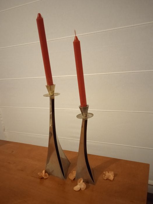 Vendo castiçais com velas.