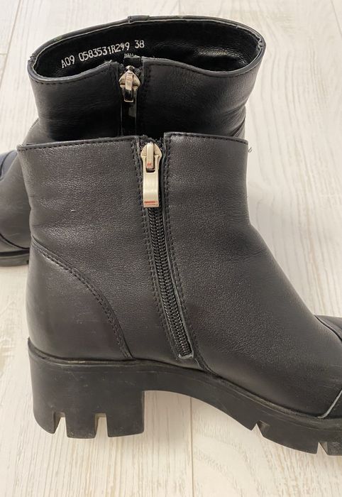 Жіночі шкіряні ботінки Estro