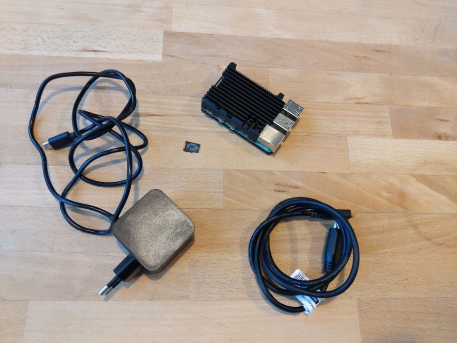 Raspberry Pi 5 8GB + SD 64GB + HDMI + zasilacz 27W + obudowa justPi