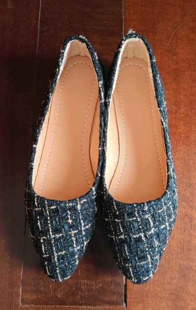 Sapatos pretos e dourados