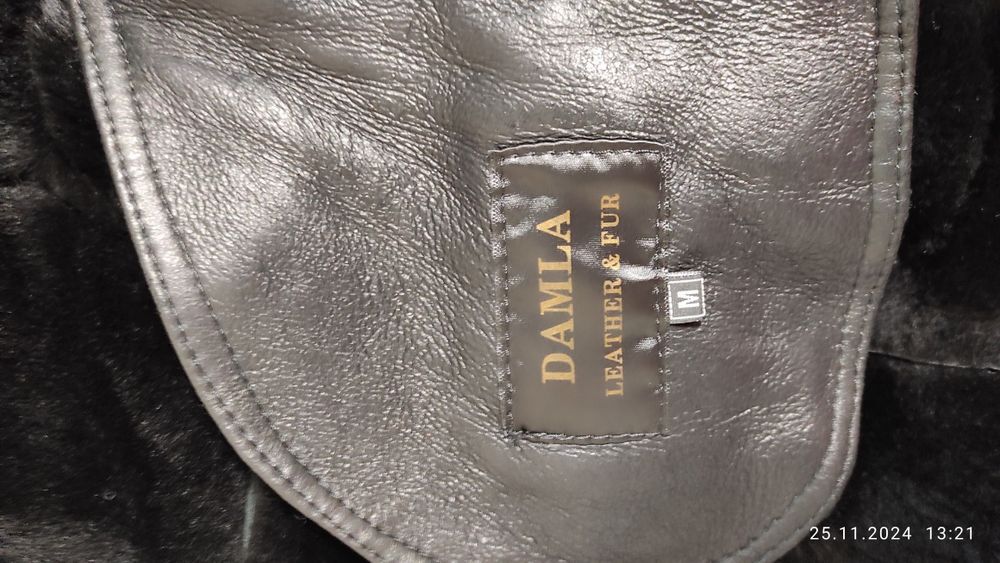 Дублянка жіноча чорна з овчини з капюшоном