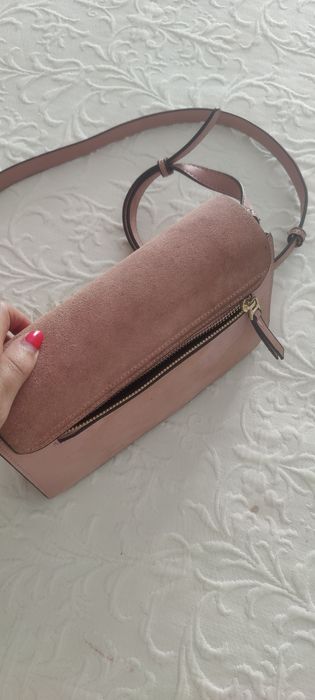 Mala rosa da Parfois com berloques