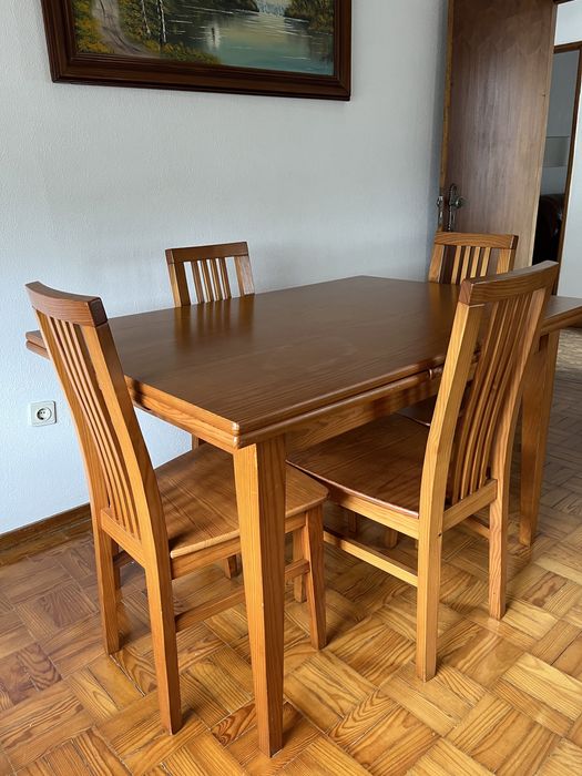 mesa de madeira extensível + 4 cadeiras